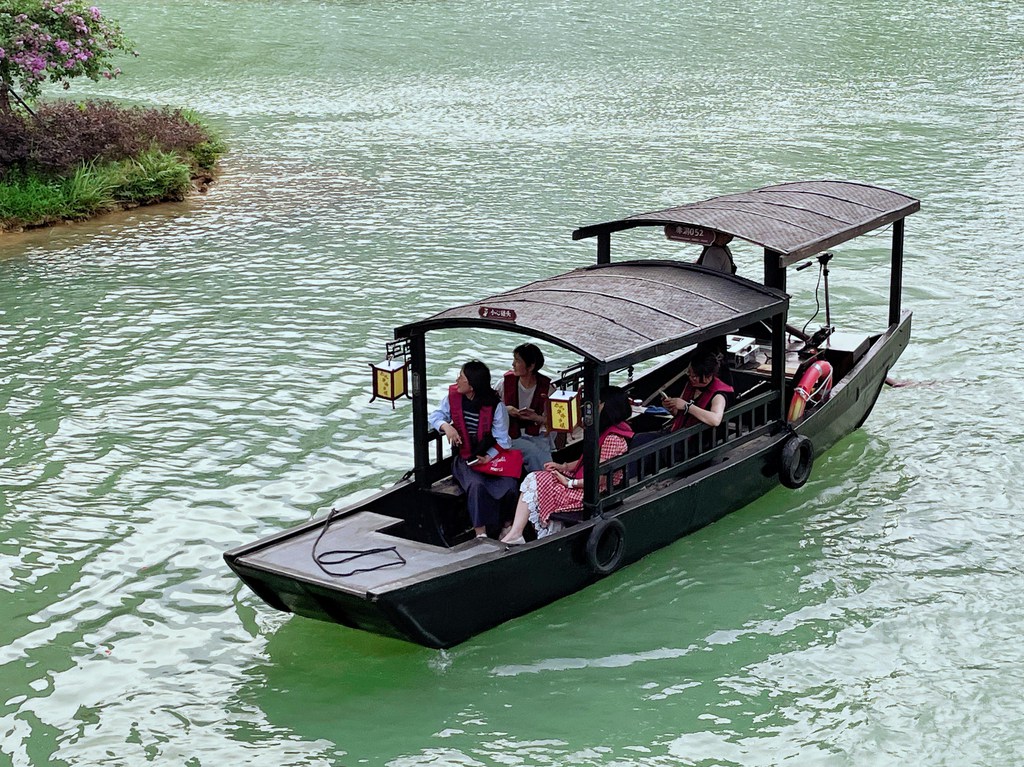 泛舟 黄工_副本.jpg